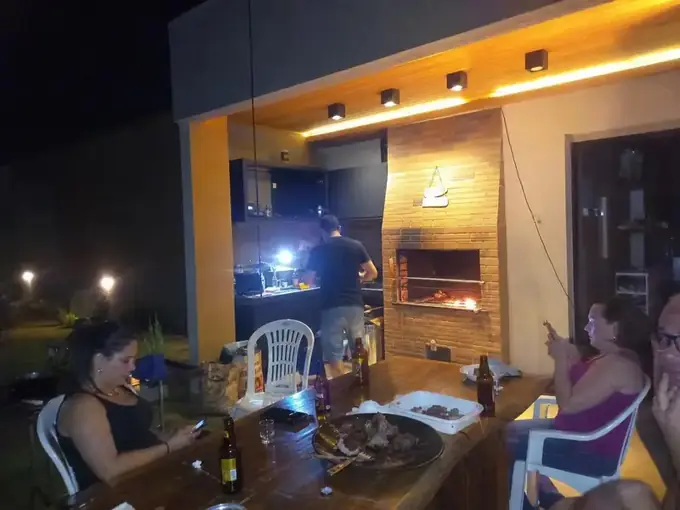 Família reunida na área gourmet iluminada à noite