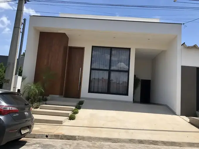 Fachada de casa térrea moderna com revestimento em madeira